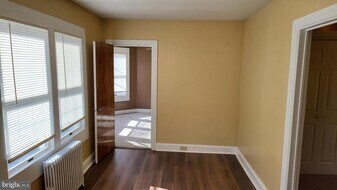 6 W Green St in Mechanicsburg, PA - Building Photo