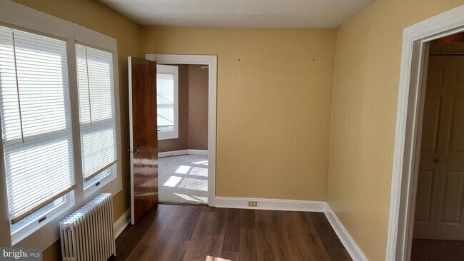 6 W Green St