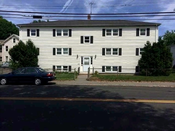 569 Lakeview Ave in Lowell, MA - Building Photo