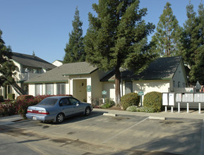 Sequoia Knolls in Fresno, CA - Foto de edificio - Building Photo