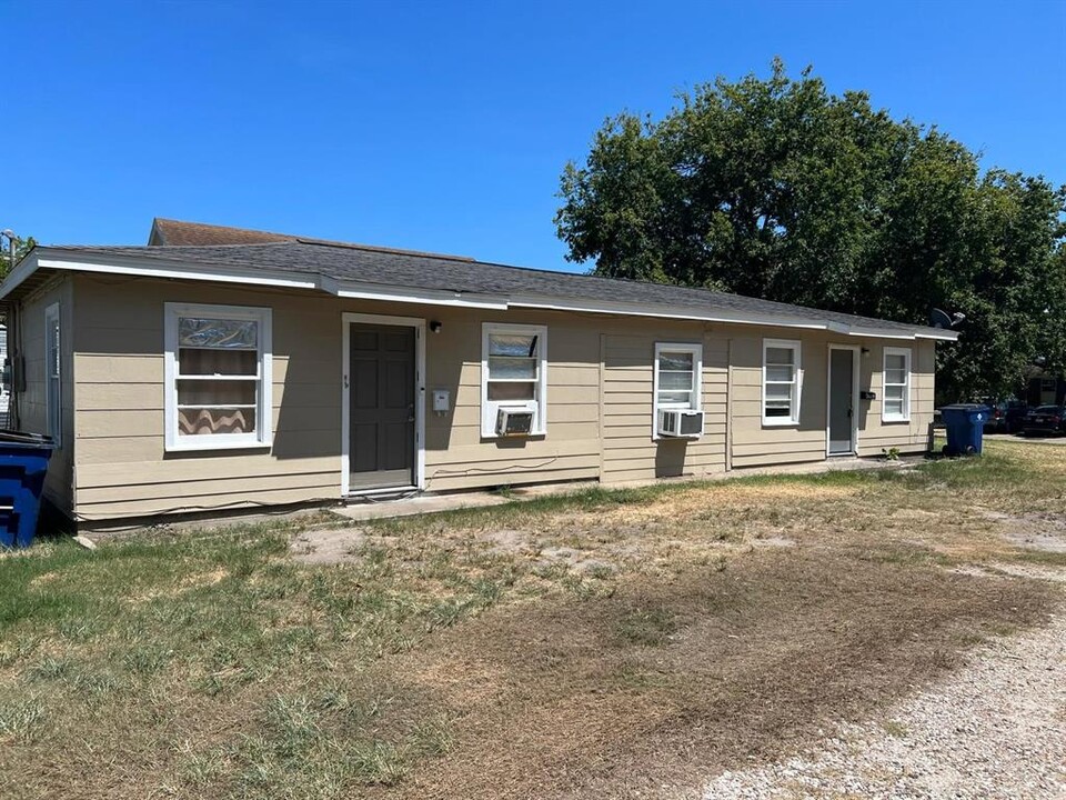 824 2nd St N in Texas City, TX - Building Photo