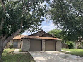 5715 Lochmoor in San Antonio, TX - Building Photo