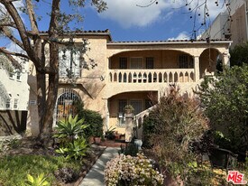 6069 1/2 Cashio St in Los Angeles, CA - Building Photo