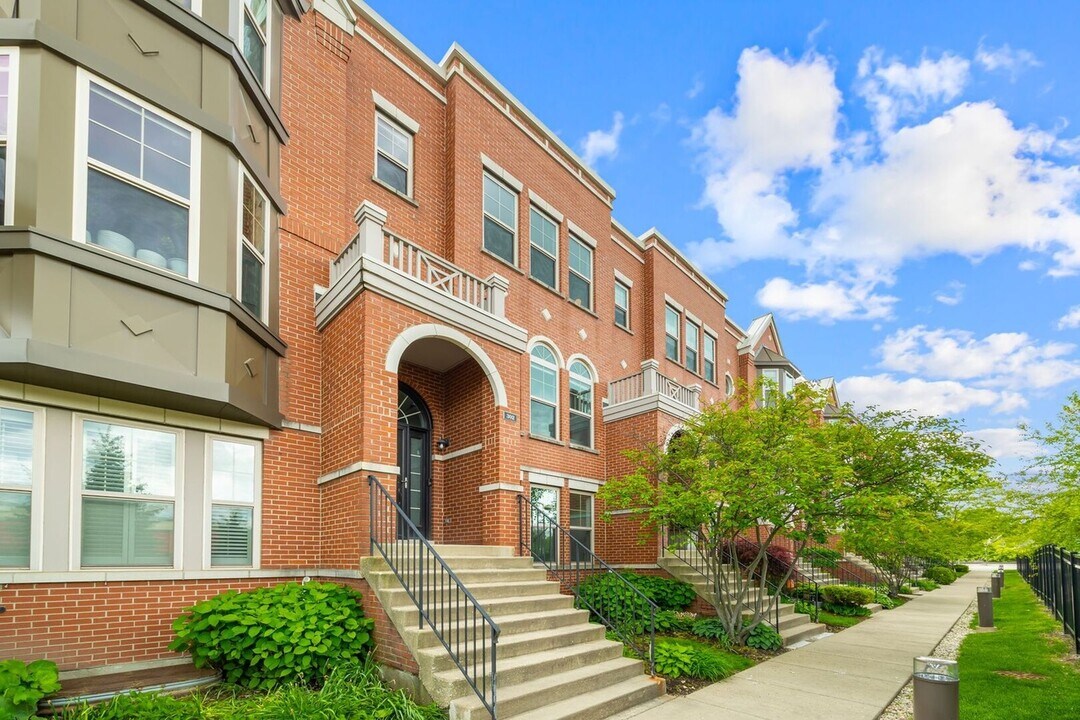302 Narragansett Ct in Morton Grove, IL - Building Photo