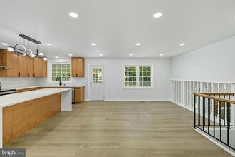 13546 Tabscott Dr in Chantilly, VA - Building Photo - Building Photo