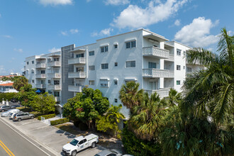 Island Place at Bay Harbor in Bay Harbor Islands, FL - Building Photo - Building Photo