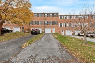 573 S Coventry Ln in West Chester, PA - Building Photo