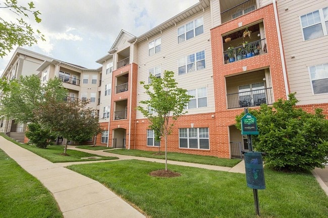 Kirkwood Station Plaza Apartments in Kirkwood, MO - Foto de edificio - Building Photo