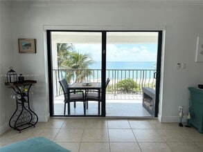 5415 Collins Ave in Miami Beach, FL - Building Photo - Building Photo