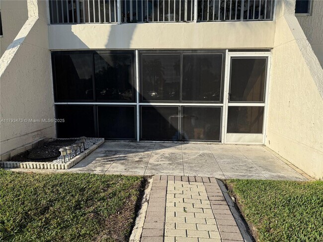 120 Lakeview Dr in Weston, FL - Building Photo - Building Photo