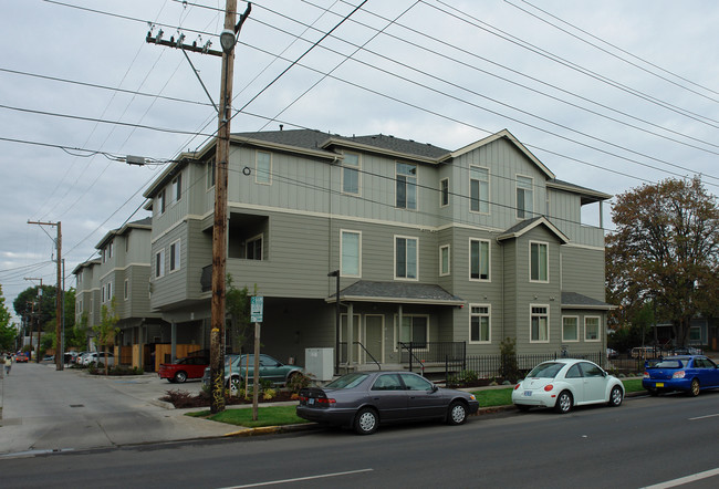 Parkside Place Apartments in Eugene, OR - Building Photo - Building Photo