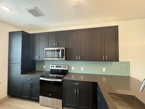 91 Jensen Dr in Houston, TX - Building Photo - Building Photo