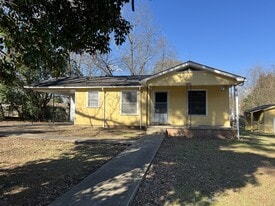 1607 Glenbourne Ave in Bastrop, LA - Building Photo