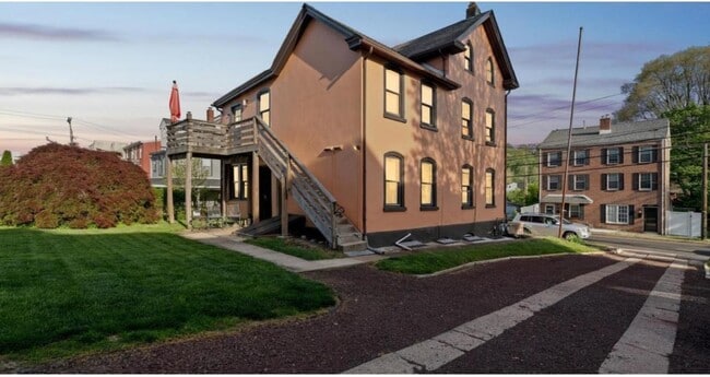 814 E Hector St, Unit 2 in Conshohocken, PA - Foto de edificio - Building Photo