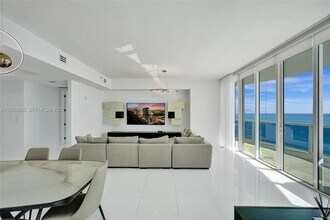15811 Collins Ave in North Miami Beach, FL - Foto de edificio - Building Photo
