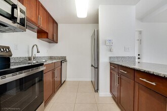 8950 SW 69th Ct, Unit 311 in Pinecrest, FL - Foto de edificio - Building Photo