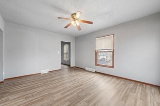 1218 W Locust St in Milwaukee, WI - Building Photo - Building Photo