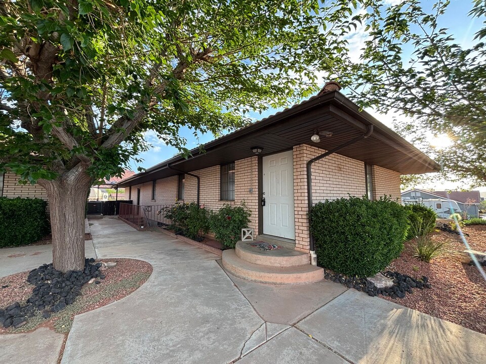 75 E 800 S in Ivins, UT - Foto de edificio