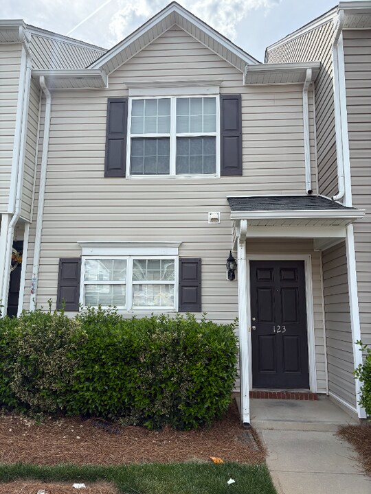 123 Silhouette Dr in Greensboro, NC - Building Photo