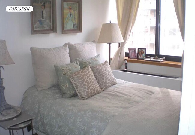 250 E 40th St in New York, NY - Building Photo - Building Photo
