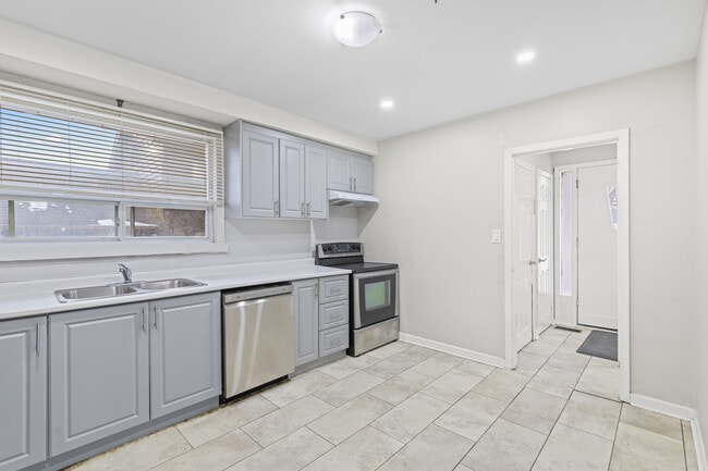 957 Beechwood Ave in Mississauga, ON - Building Photo - Building Photo