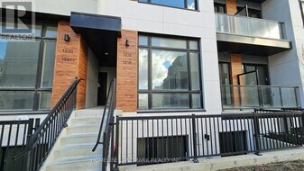 8 David Eyer Rd in Richmond Hill, ON - Building Photo