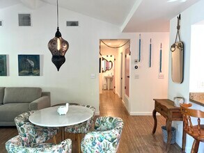 860 E Camino Parocela in Palm Springs, CA - Building Photo - Building Photo