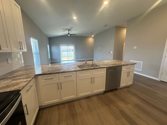 1909 NE 6th Ave in Cape Coral, FL - Building Photo - Building Photo