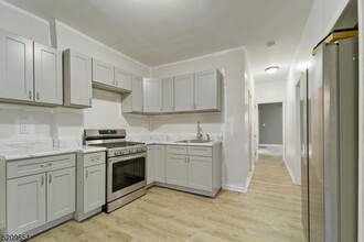 814 S 19th St-Unit -1L in Newark, NJ - Building Photo - Building Photo