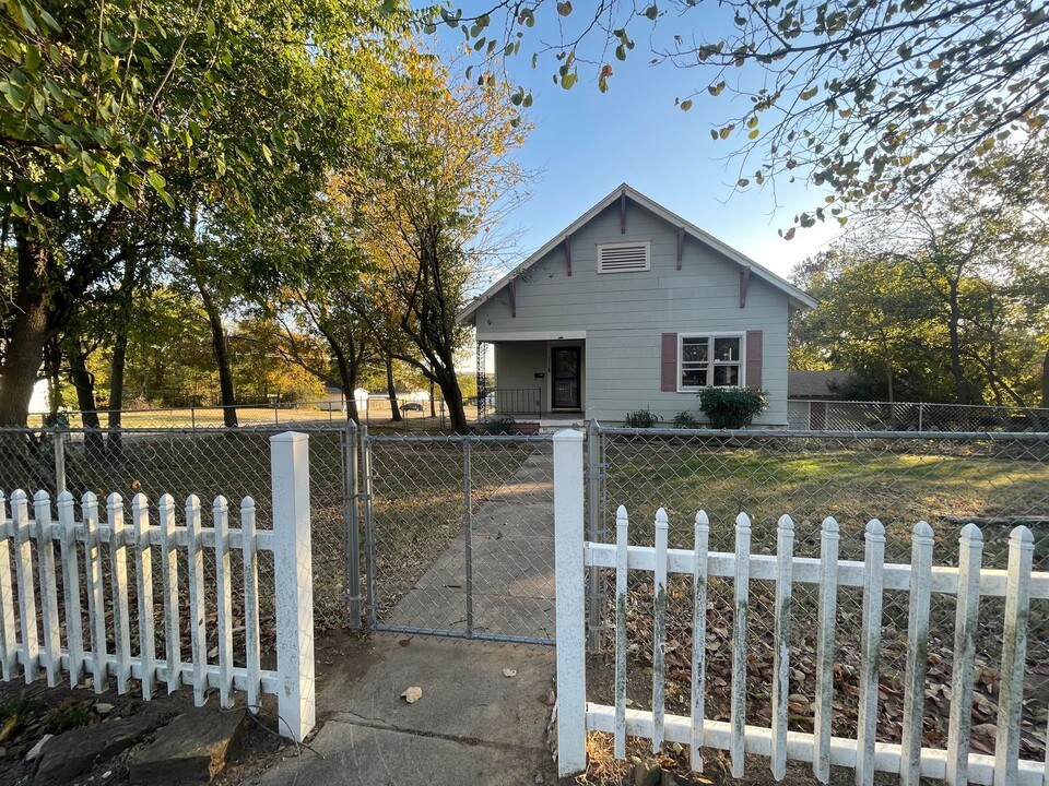 202 W Ottawa Ave in Mcalester, OK - Building Photo