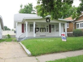 875 W Waggoner St in Decatur, IL - Building Photo