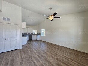 8521 Grandy St in Bakersfield, CA - Building Photo - Building Photo