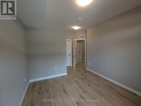 74 Thatcher Dr in Guelph, ON - Building Photo - Building Photo