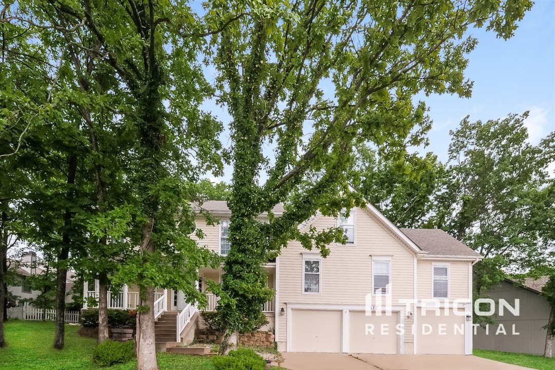 413 Highcliffe Dr in Lee's Summit, MO - Building Photo