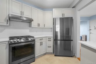 325 King St in Port Chester, NY - Foto de edificio - Building Photo