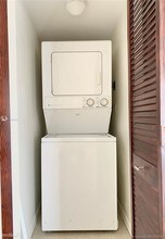 5838 SW 74th Terrace-Unit -Apt 304 in South Miami, FL - Building Photo - Building Photo