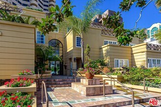 10555 Ashton Ave in Los Angeles, CA - Building Photo - Building Photo