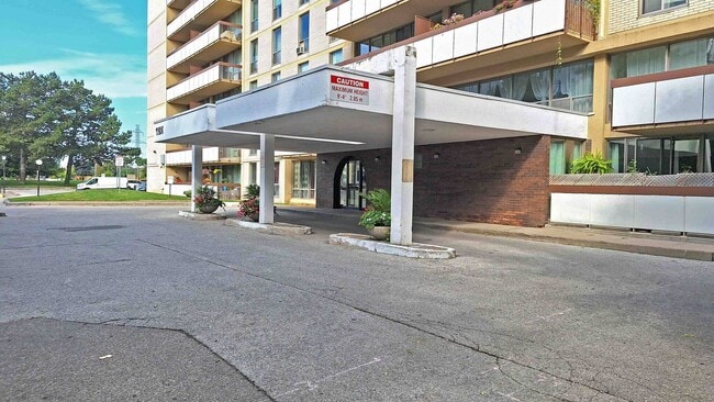 10 Ruddington Dr in Toronto, ON - Building Photo - Building Photo