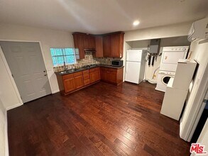 4848 Oakwood Ave in Los Angeles, CA - Building Photo - Building Photo