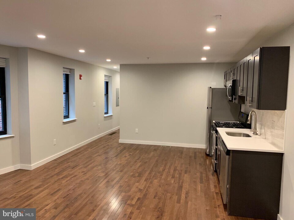 4811 Walnut St-Unit -2 in Philadelphia, PA - Building Photo