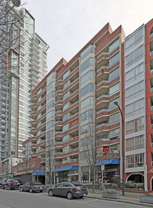 Hornby Court in Vancouver, BC - Building Photo