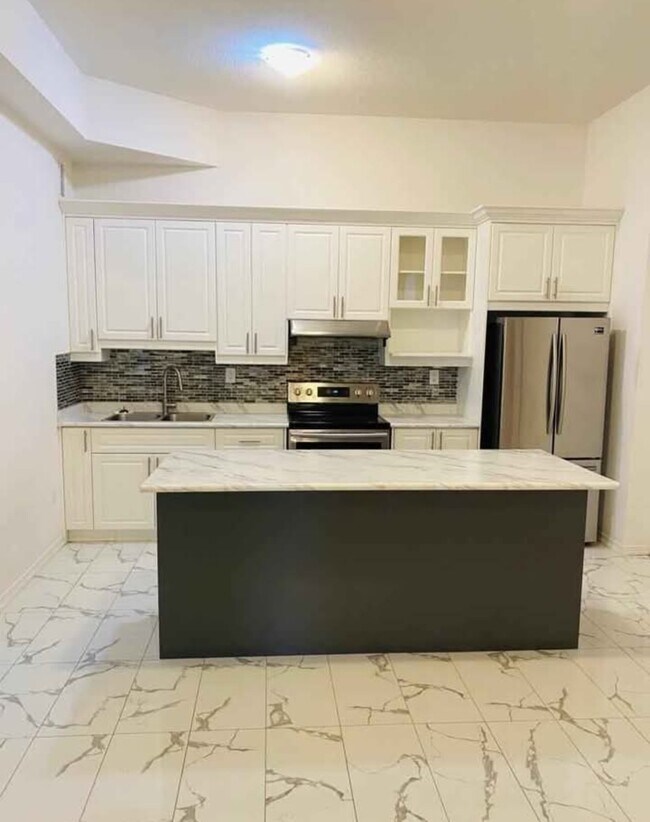 72 Prince George Cres in Barrie, ON - Building Photo - Building Photo