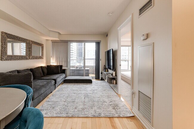 250 Wellington St W in Toronto, ON - Building Photo - Building Photo