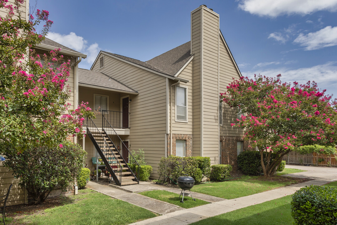 Hampton Court in Garland, TX - Building Photo