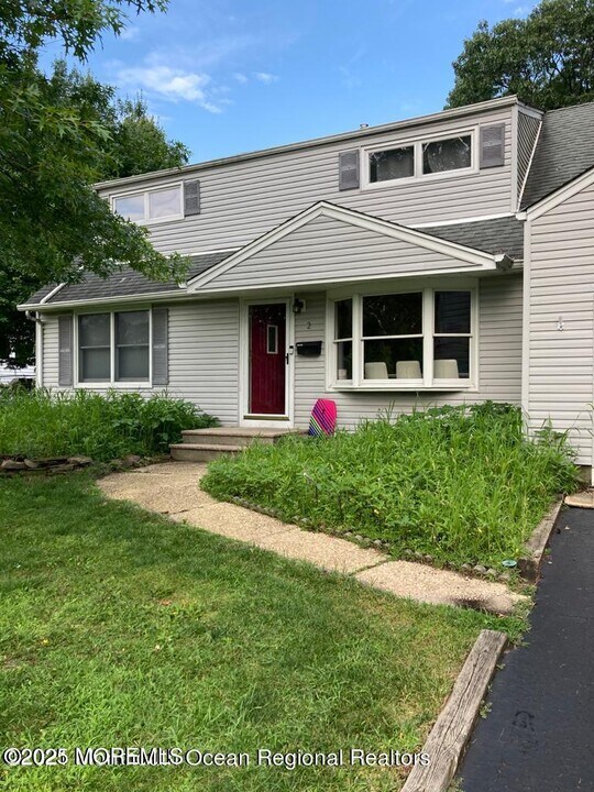2 Lloyd Pl in Ocean Township, NJ - Building Photo
