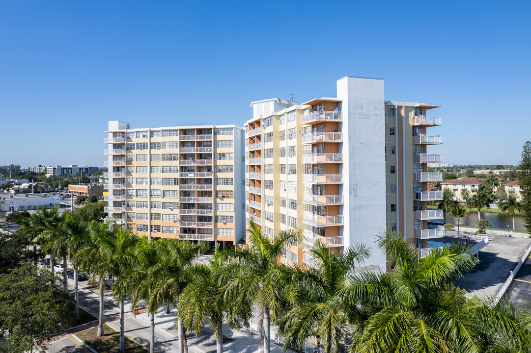 Crestview Towers in North Miami Beach, FL - Building Photo