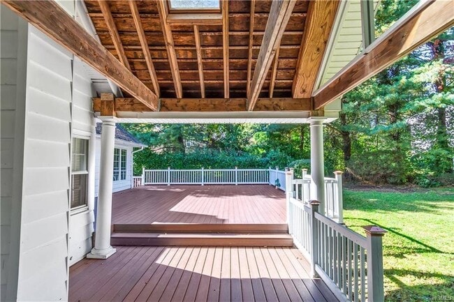 1058 Wilmot Rd in Scarsdale, NY - Foto de edificio - Building Photo