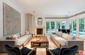 2353 Bowmont Dr in Beverly Hills, CA - Building Photo - Building Photo