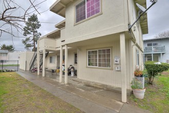 1369 Dubert Ln in San Jose, CA - Foto de edificio - Building Photo