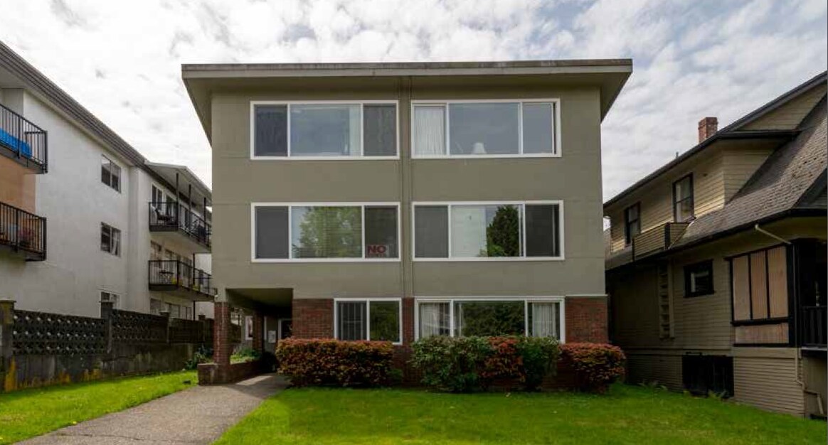 Stanley's Apartments in Vancouver, BC - Building Photo